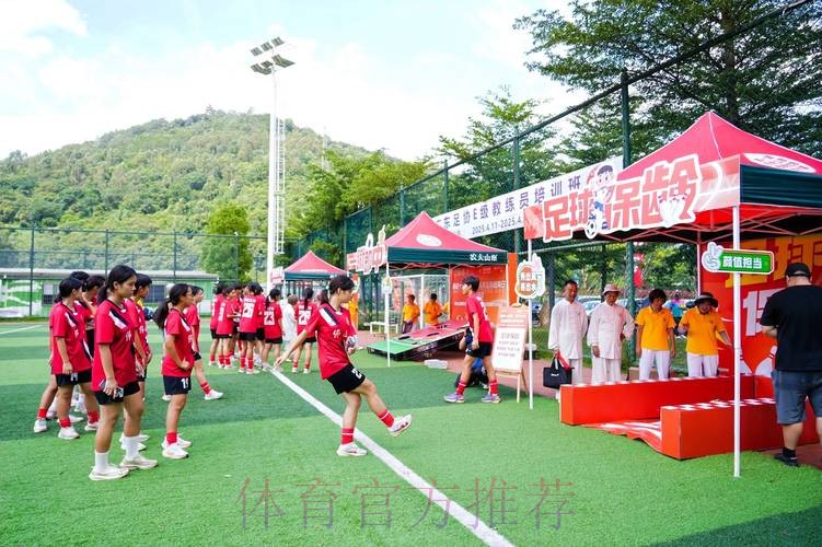 足球少年球技展演 体博会足协展台精彩继续 足球少年球技展演 体博会足协展台精彩继续